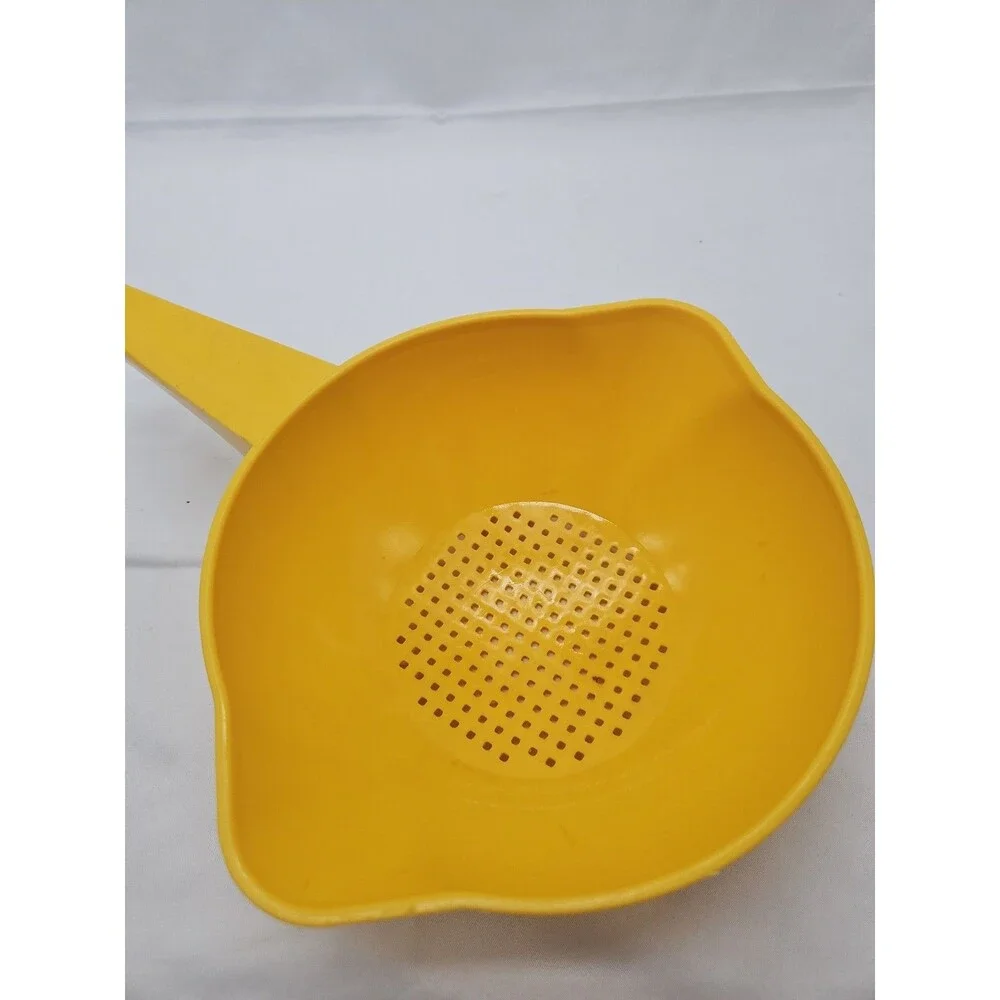 Tupperware Yellow 1 Quart Small Colander Strainer Double Pour Spout